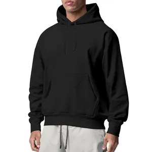 Vue détaillée d'un sweat à capuche noir classique pour homme avec une grande poche kangourou
