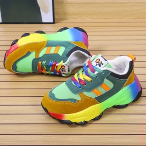 Scarpe da ginnastica con suola platform arcobaleno e lacci multicolore.