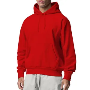 Vue de face d'un sweat à capuche classique rouge pour homme avec poche kangourou