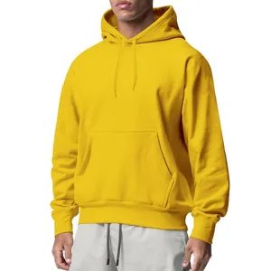 Vue frontale détaillée d'un sweat à capuche en polaire jaune pour homme avec poche
