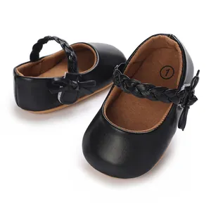 Elegante schwarze Leder-Babyschuhe für Mädchen mit geflochtenen Riemen und Schleife.