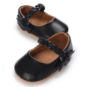Detailansicht schwarzer Prinzessinnenschuhe für Babys mit geflochtenem Riemen und Schleife