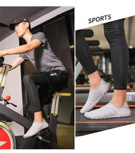Detalle de los zapatos de agua grises transpirables utilizados para el entrenamiento físico