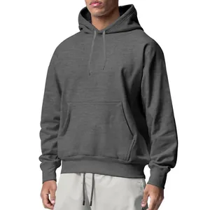 Sweat à capuche pour homme en molleton gris foncé avec poche kangourou et cordon de serrage.
