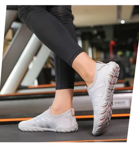 Zapatos de agua de malla transpirable gris claro para yoga y actividades de fitness en gym.