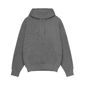 Vue détaillée d'un sweat à capuche en polaire grise pour hommes, style classique sport.