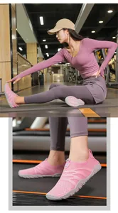 Vista de detalle y estilo de vida de zapatos de agua rosa transpirables para yoga y gym