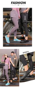 Pareja con zapatillas de agua transpirables en cintas de correr en gimnasio