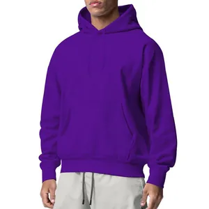 Détail d'un sweat à capuche violet en polaire pour homme avec une poche kangourou de sport