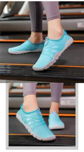 Zapatos de agua azules transpirables con suela antideslizante en una cinta de correr