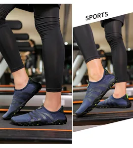 Detalle de zapatos de agua transpirables y antideslizantes para gimnasio en una cinta