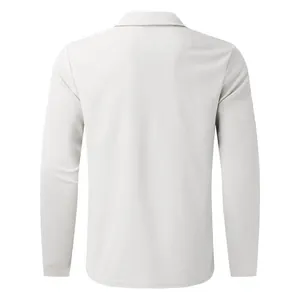 Vista detallada de la estructura trasera y el tejido gofrado de esta camiseta gris.