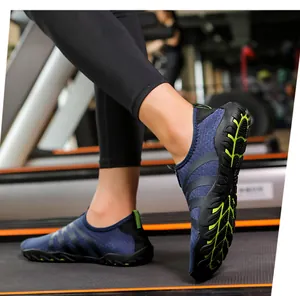 Primer plano de zapatillas de agua de malla azul con suela antideslizante
