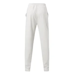 Vista trasera de pantalones jogger de punto gofrado gris claro con cintura elástica