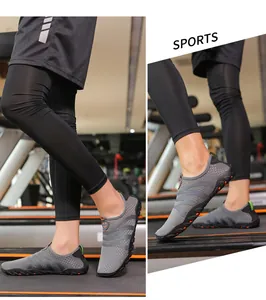Detalle de zapatos de agua de malla gris con suela antideslizante en un modelo en el gimnasio.