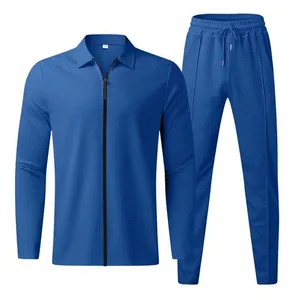 Vista detallada de conjunto de dos piezas azul de punto gofrado con polo y pantalón