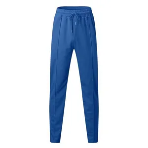 Vista frontal del pantalón jogger azul con tejido de nido de abeja y cintura elástica.