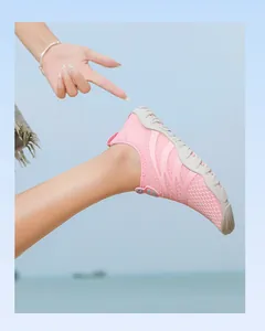 Vista detallada del zapato de agua rosa que muestra flexibilidad y material de malla.
