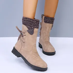 Gros plan sur des bottines Martin beige avec col en maille et design à lacets à l'arrière