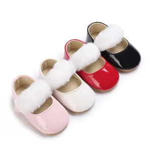 Dettaglio scarpe neonata in vernice con pelliccia bianca sintetica in quattro colori.