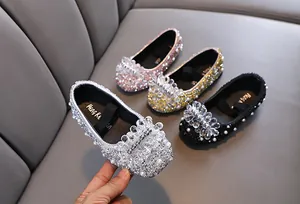 Dettaglio scarpe da principessa con strass scintillanti per bambine in vari colori