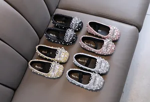 Vista dettagliata di scarpe da principessa con strass per bambine in vari colori