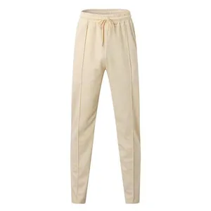 Vista frontal detallada de pantalones de hombre de punto de gofre en color beige crema