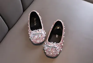 Dettaglio scarpe principessa glitter rosa per bambine con fiore di cristallo scintillante