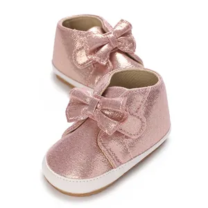 Vue détaillée de chaussures pailletées roses pour bébé fille avec un joli nœud chic.