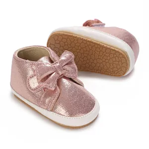 Chaussures de marche roses scintillantes pour bébés filles à semelle souple.