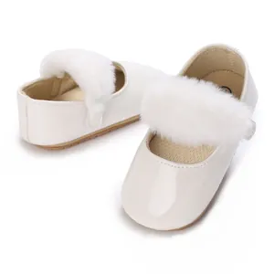 Dettaglio scarpe primi passi bianche per neonato con suola morbida e pelliccia sintetica