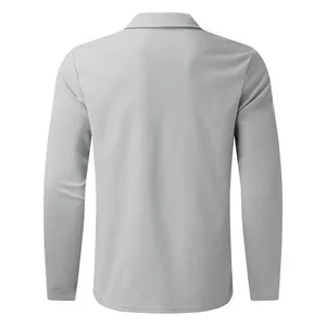 Vista posterior detallada de camiseta gris de punto de gofre con manga larga y cuello clásico