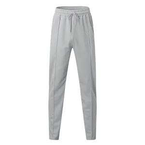 Pantalones de chándal grises de punto gofrado con cordón y costuras frontales.