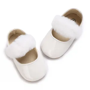 Scarpe bianche neonato con cinturino in pelliccia sintetica e finitura in vernice.