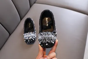 Vista dettagliata delle eleganti scarpe da principessa in paillettes nere con fiori