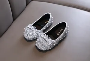 Vista dettagliata di eleganti scarpe da principessa glitterate argento per bambine