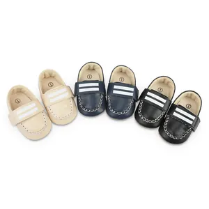 Weiche Babyschuhe aus Kunstleder in verschiedenen Farben mit Streifendetails