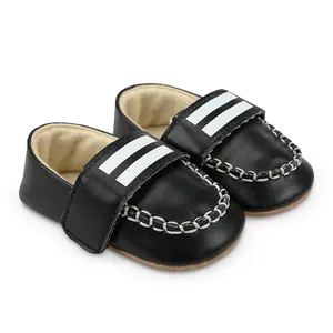 Nahaufnahme von schwarzen Baby-Lauflernschuhen mit weißen Streifen, 0-1 Jahr.
