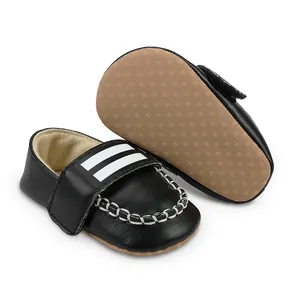 Detailansicht von schwarzen Babyschuhen aus Kunstleder mit rutschfester Sohle und weißen Streifen