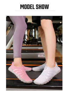 Zapatos de agua de malla transpirable para playa y natación en rosa y gris modelo.
