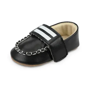Schwarze Lauflernschuhe mit weicher Sohle für Babys von 0-1 Jahr mit Klettverschluss.