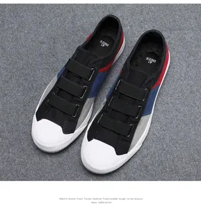 Draufsicht auf modische Herren-Slip-on-Sneaker mit dreifarbigen Einsätzen und Gummizügen.