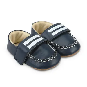 Detailansicht dunkelblauer Lauflernschuhe für Babys mit weißen Streifen und Nahtdetails