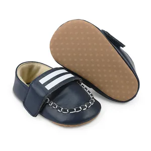 Dunkelblaue Baby-Lauflernschuhe mit rutschfester Sohle und Ziernaht-Details.