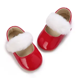 Dettaglio di scarpe neonato in pelle verniciata rossa con bordo in morbida pelliccia bianca