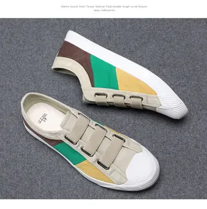 Detailansicht der mehrfarbigen Slipper-Stoffschuhe für Herren mit elastischen Bändern.