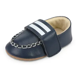 Detailaufnahme der dunkelblauen Lauflernschuhe für Babys mit weiß gestreiftem Klettverschluss