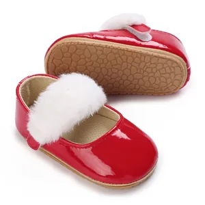 Vista dettagliata di scarpe rosse per neonati con suole morbide e cinturini in ecopelliccia