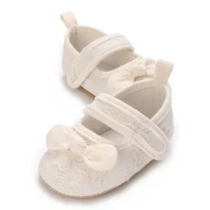 Zapatos princesa para bebé niña en blanco con lazo y bordados florales suaves.