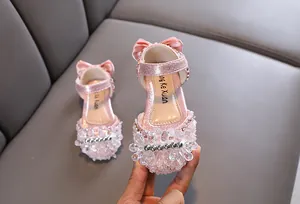 Nahaufnahme rosa glitzernde Prinzessinnenschuhe für Mädchen mit Blüten und Schleife